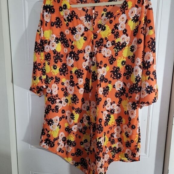 JONES New York Signature Women's Size 1XL Muilt Color Floral top Nwot V Neck - Picture 1 of 8